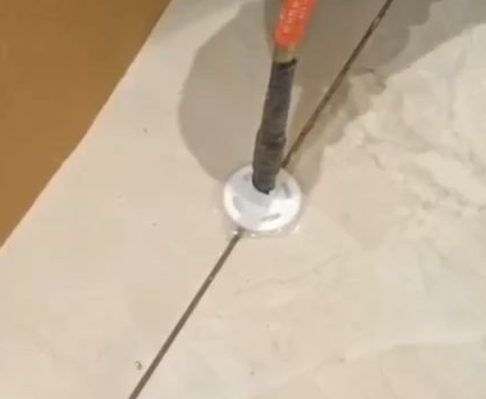 延安瓷砖空鼓维修公司专业解答瓷砖在铺贴过程中，如果没有涂抹均匀到位的粘结材料（如水泥砂浆或瓷砖胶），可能会导致以下问题